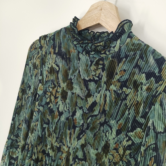 Wilfred Barrio Pleated Chiffon Blouse - Picture 2 of 6